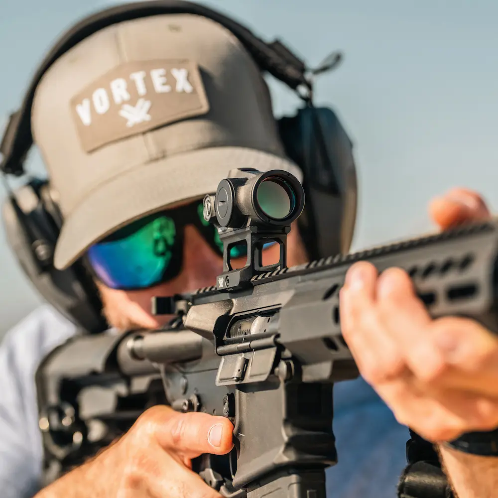 Kompaktowy kolimator Vortex Crossfire II Solar na montażu Lower 1/3 Co-Witness